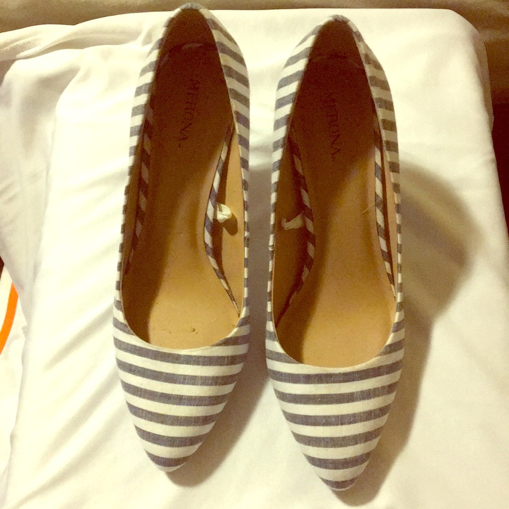 Blue and white stripped pumps